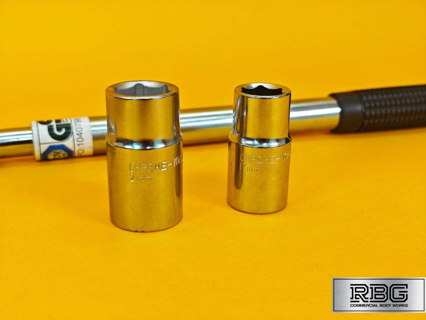 Extendable Wheel Nut Wrench 2 Reversible Sockets 17mm 19mm 21mm 23mm Power Bar